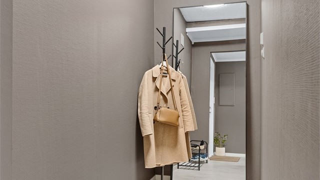 Velkommen inn - Deilig med garderoberom fra gang med god plass til ytterklær og sko