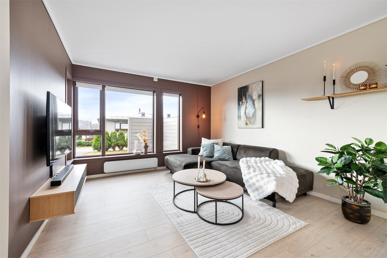 Stuen har god plass til sofagruppe og er, som resten av leiligheten, oppgradert de siste årene.