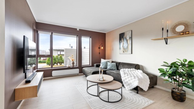 Stuen har god plass til sofagruppe og er, som resten av leiligheten, oppgradert de siste årene.