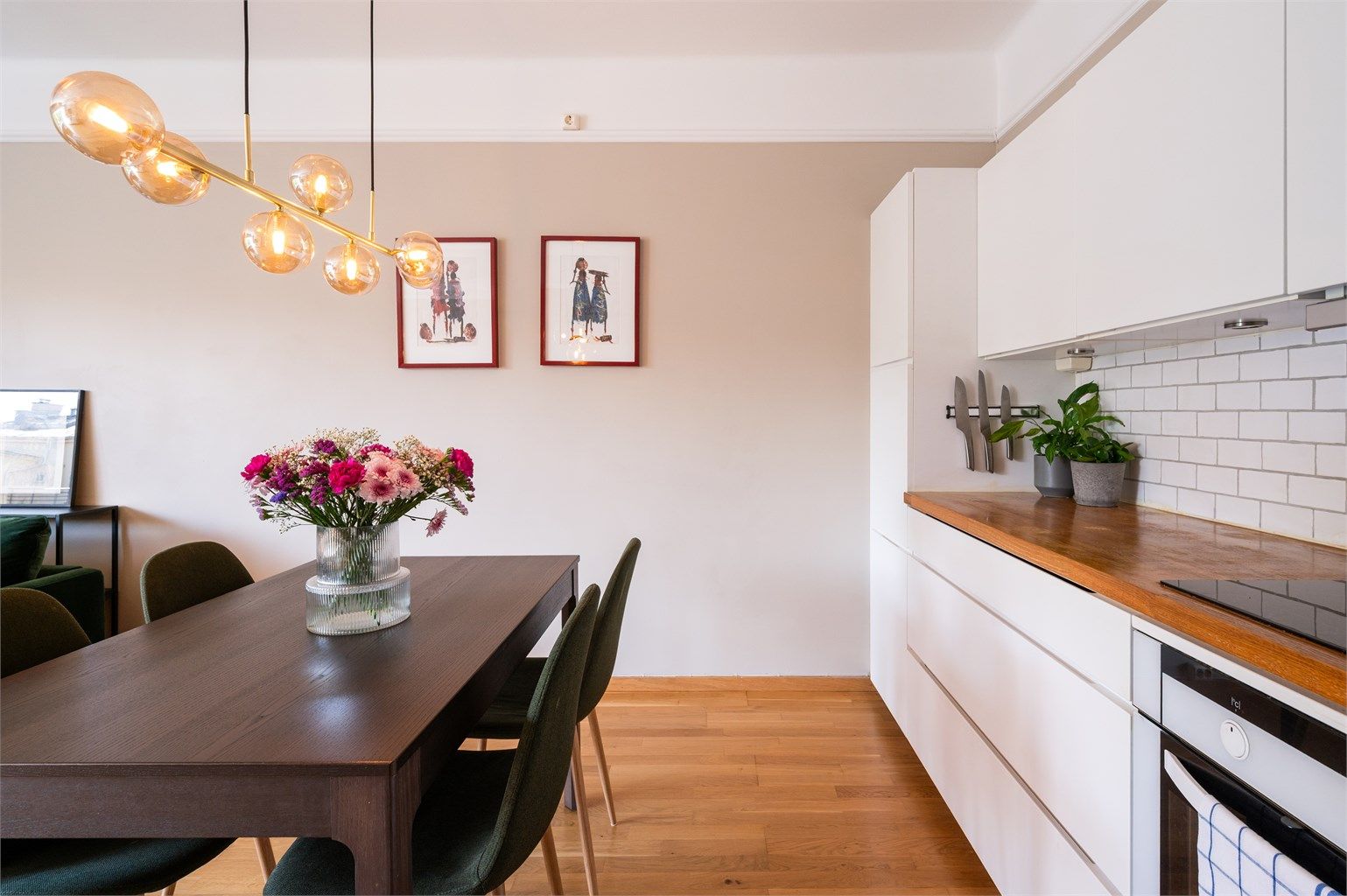  Moderne innredning fra 2012 og glatte fronter.