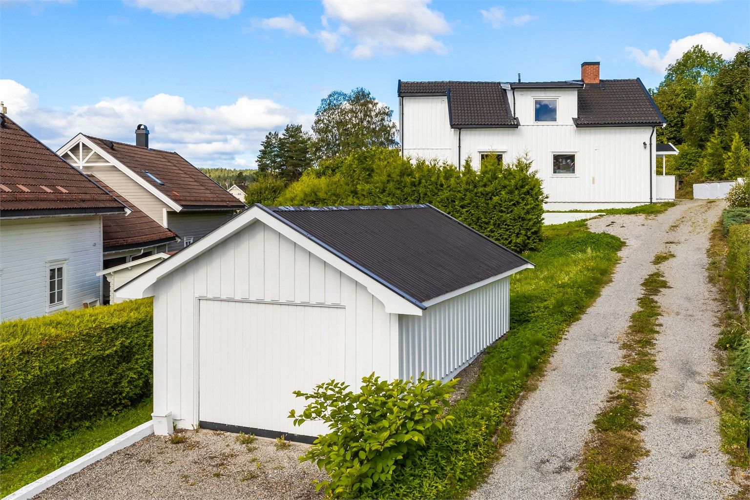 Romslig enebolig med 2 etasjer og kjeller