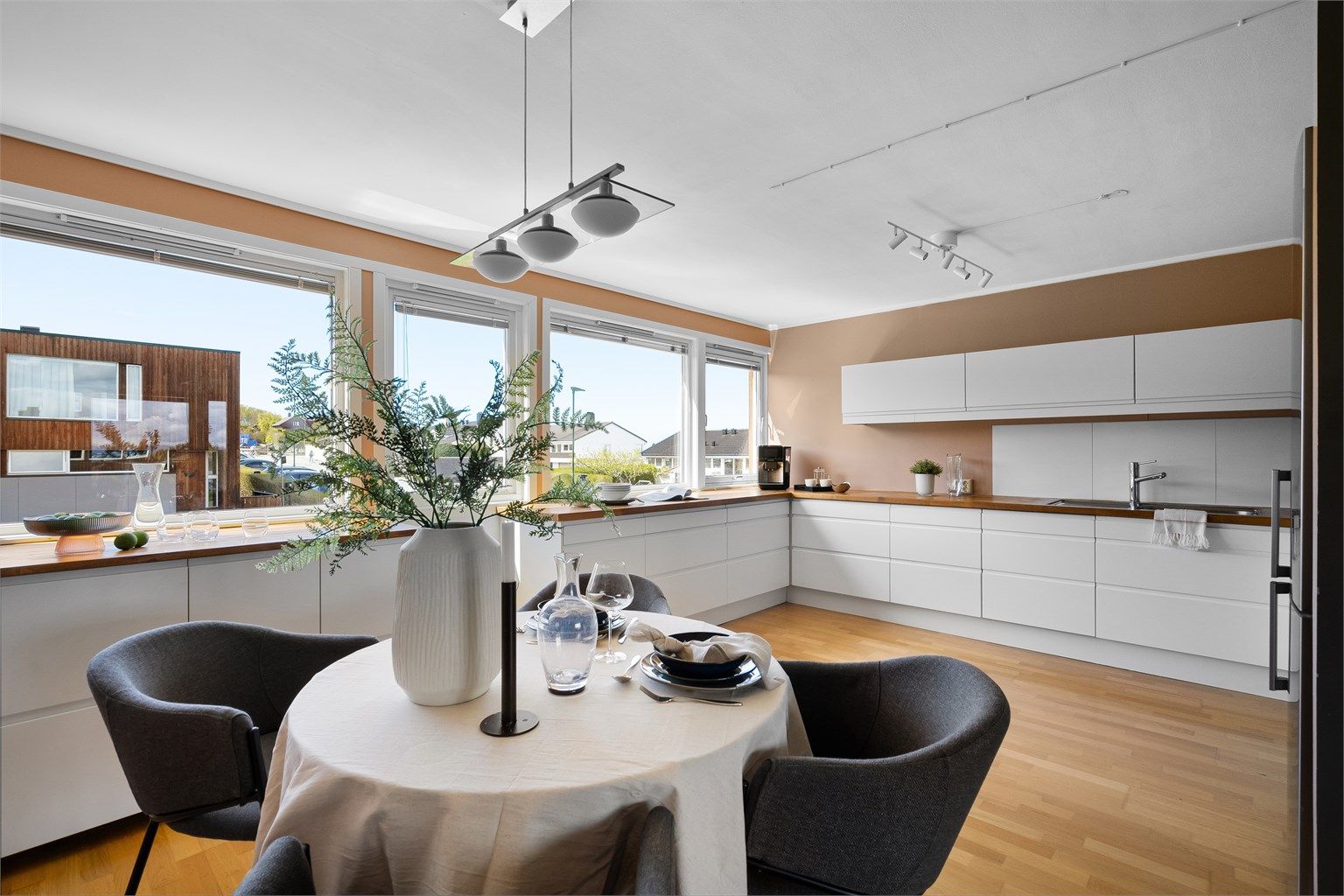 Romslig kjøkken m/plass til spisebord. Kjøkken er fra 2009 fra IKEA. 
