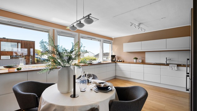 Romslig kjøkken m/plass til spisebord. Kjøkken er fra 2009 fra IKEA.