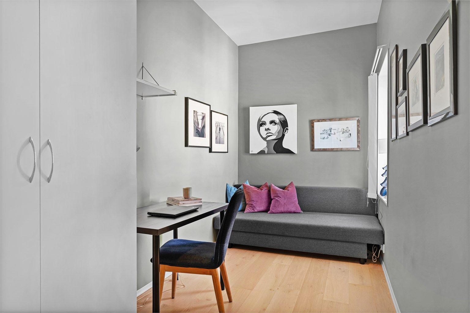 Nåværende eier har innredet rommet til gjesterom med sovesofa, hjemmekontor og garderobeskap. 
