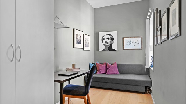 Nåværende eier har innredet rommet til gjesterom med sovesofa, hjemmekontor og garderobeskap.