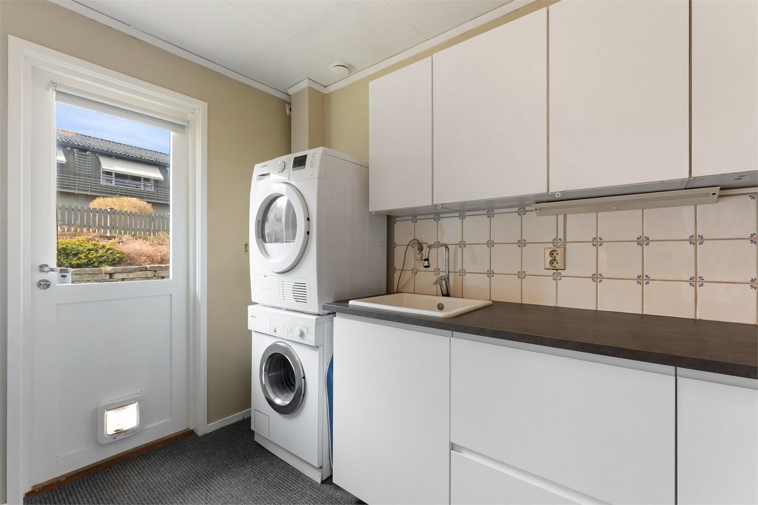 Ved kjøkkenet har du tilgang til en praktisk vaskerom med direkte utgang