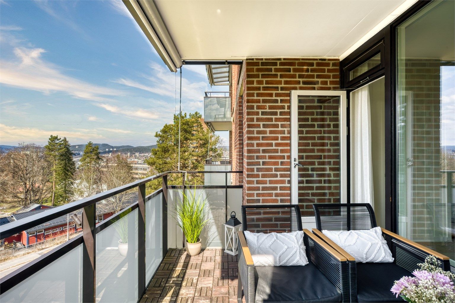 Balkongen er en naturlig forlengelse av stuen på varme dager.