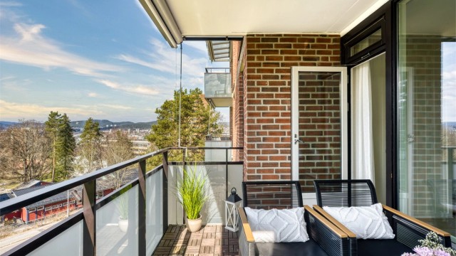 Balkongen er en naturlig forlengelse av stuen på varme dager.