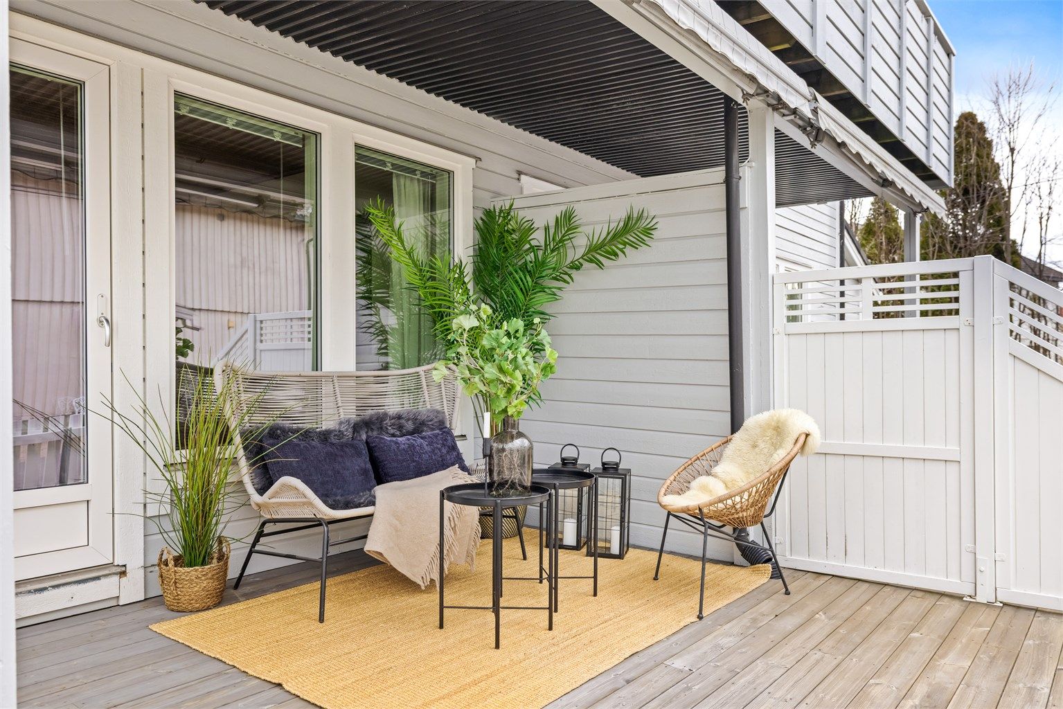 Den overbygde delen av terrassen gir ly for vær og vind, og er et hyggelig sted å sitte.