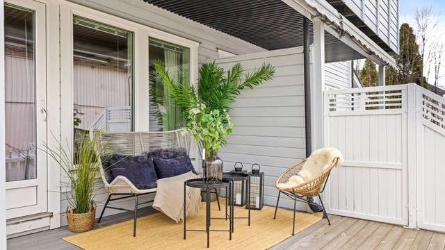 Den overbygde delen av terrassen gir ly for vær og vind, og er et hyggelig sted å sitte.