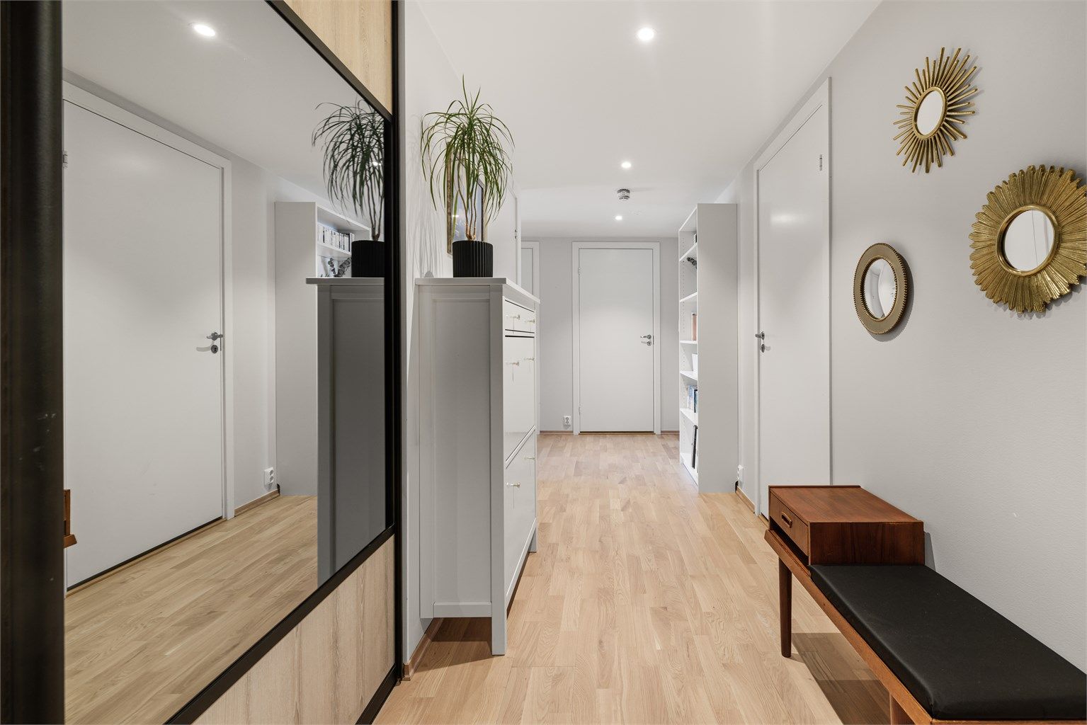 Entréen gir et godt førsteinntrykk av leiligheten og har god plass til oppheng av yttertøy og oppbevaring av sko i stort plassbygd skyvedørsgarderobe.