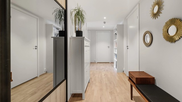 Entréen gir et godt førsteinntrykk av leiligheten og har god plass til oppheng av yttertøy og oppbevaring av sko i stort plassbygd skyvedørsgarderobe.