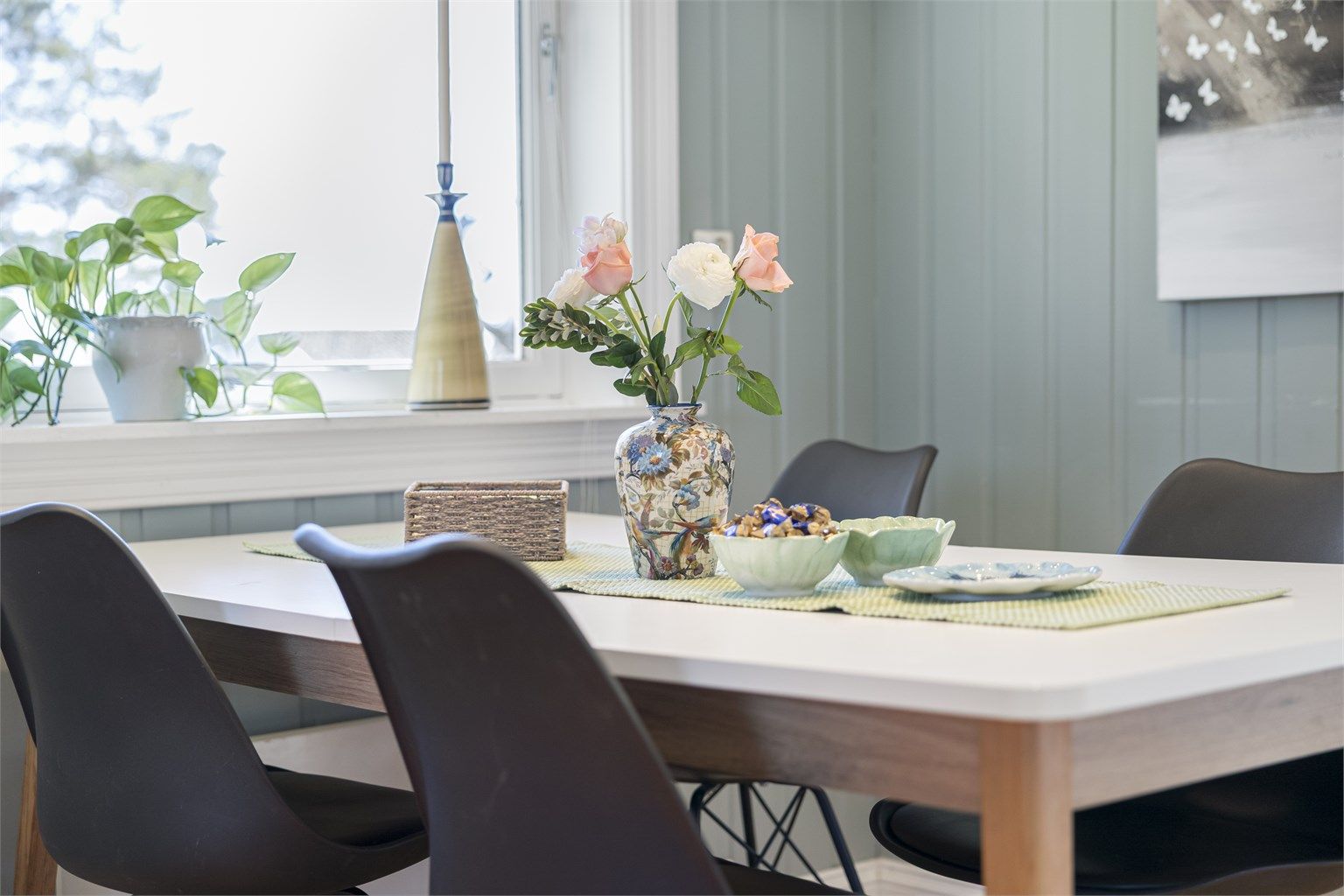 Spiseplassen på kjøkkenet er en lys og hyggelig sone.