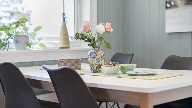 Spiseplassen på kjøkkenet er en lys og hyggelig sone.