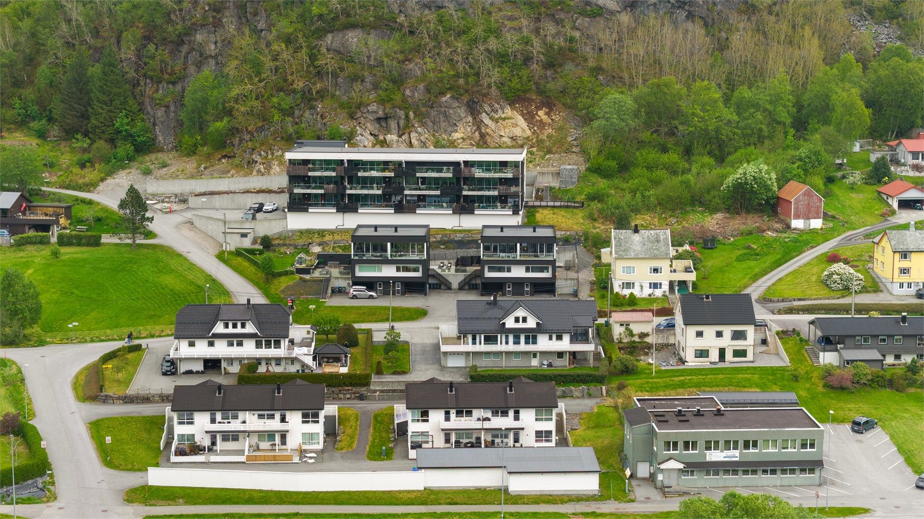 Det er gangavstand til barneskole, barnehager og Sundsmyra kunstgressbane.