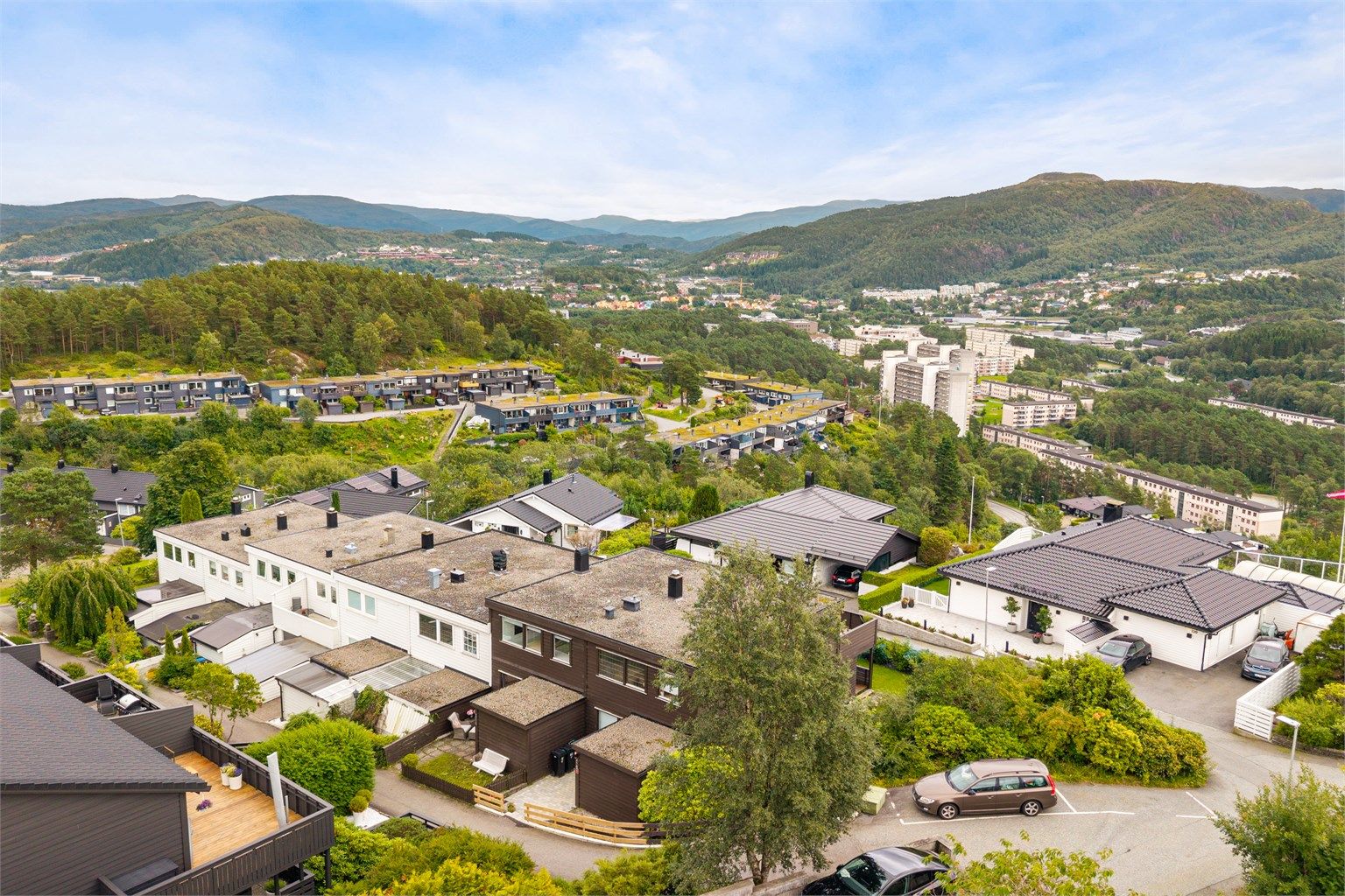 Boligen har meget god og barnevennlig beliggenhet sentralt i Åsane.