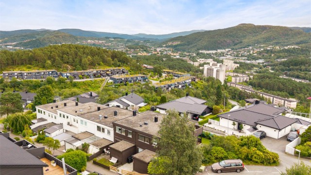 Boligen har meget god og barnevennlig beliggenhet sentralt i Åsane.