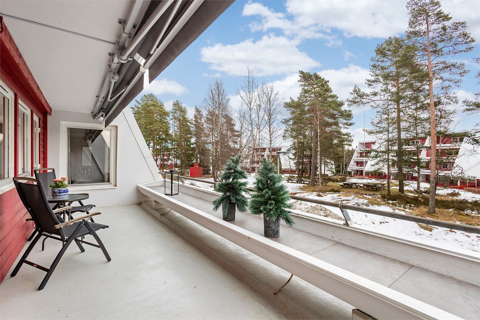 Balkongen har utsikt mot fellesområdet på feltet.