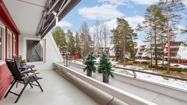 Balkongen har utsikt mot fellesområdet på feltet.