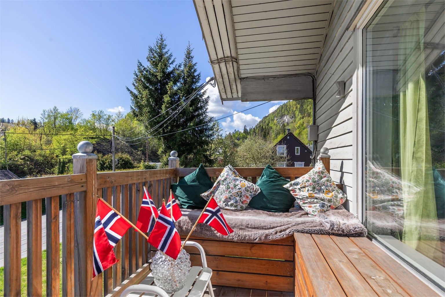 Verandaen har god plass til en sittegruppe.