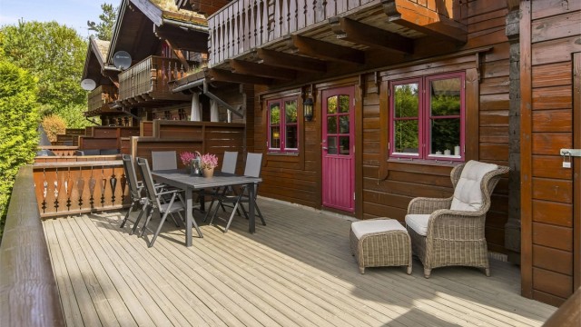 Terrassen er en naturlig forlengelse av stuen på varme dager.