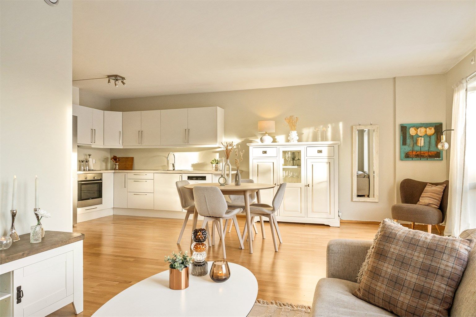 Lys og luftig stue med åpen løsning mot kjøkkenet | Fotograf: Silje Holthe @frk. Super