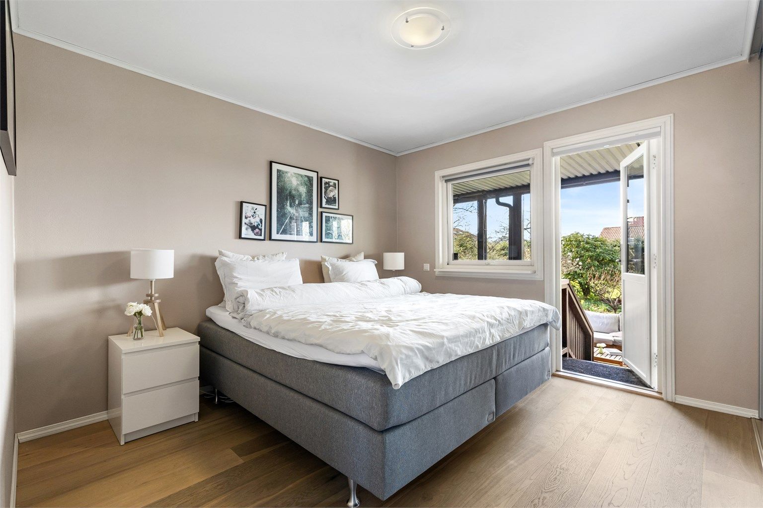 Hovedsoverommet har direkte utgang til den store markterrassen og hagen.