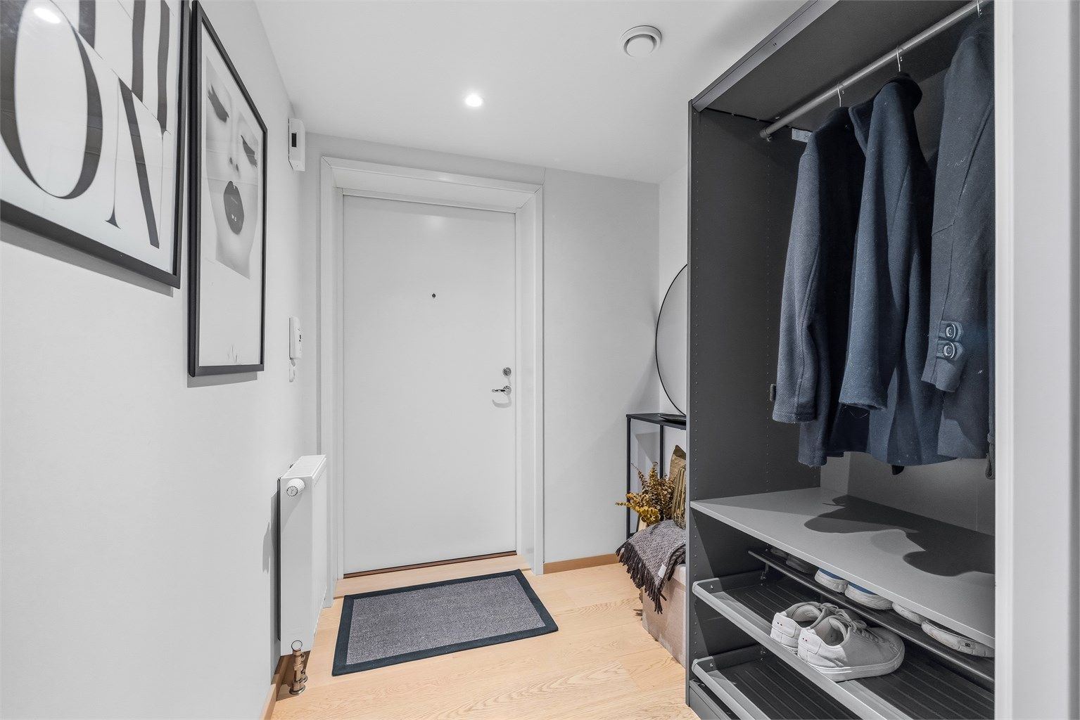 Det er heisadkomst direkte fra garasjeanlegg til etasjeplan.