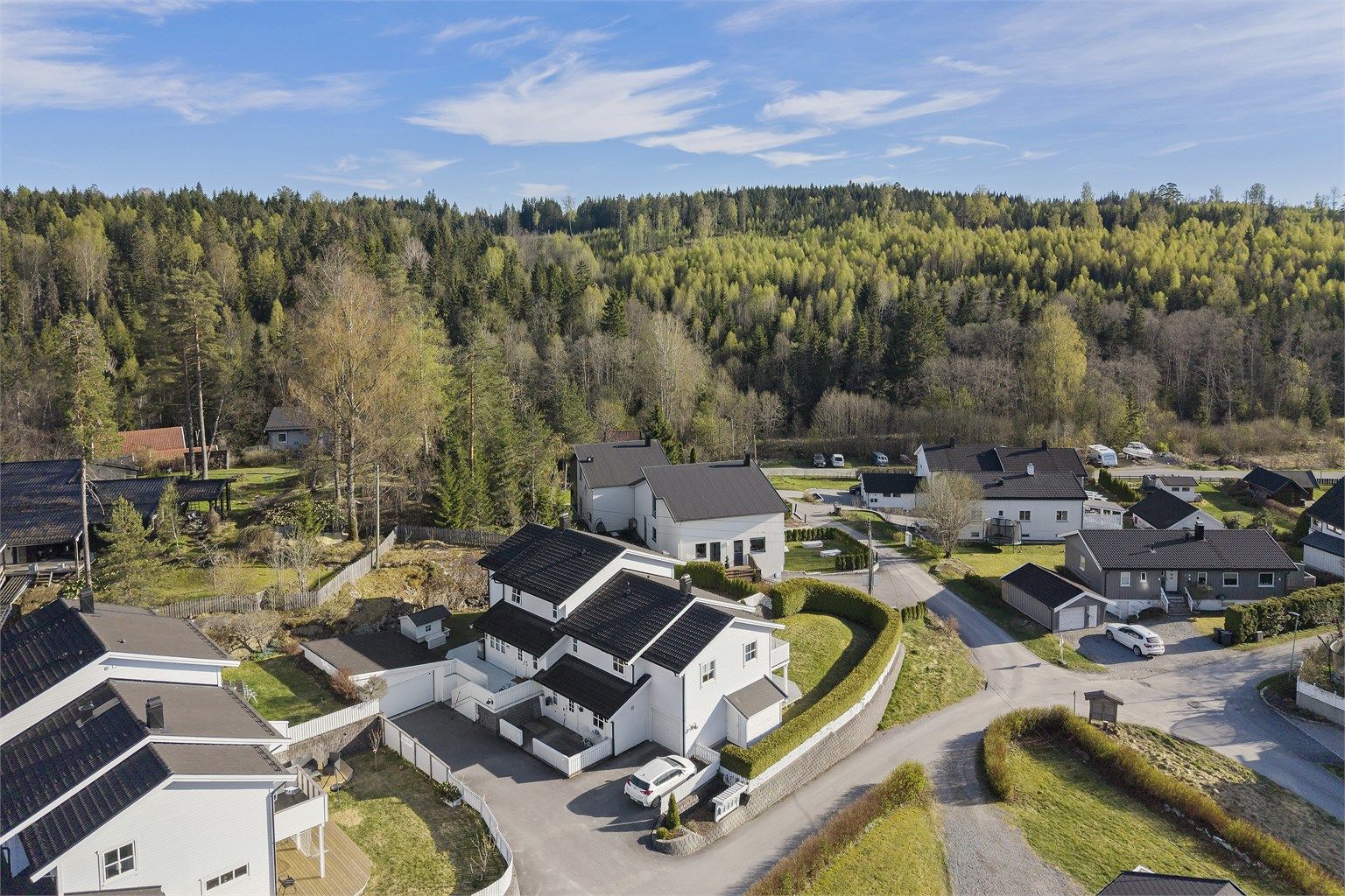 Her bor du i en innholdsrik og familievennlig tomannsbolig, med usjenert beliggenhet og store uteplasser. 