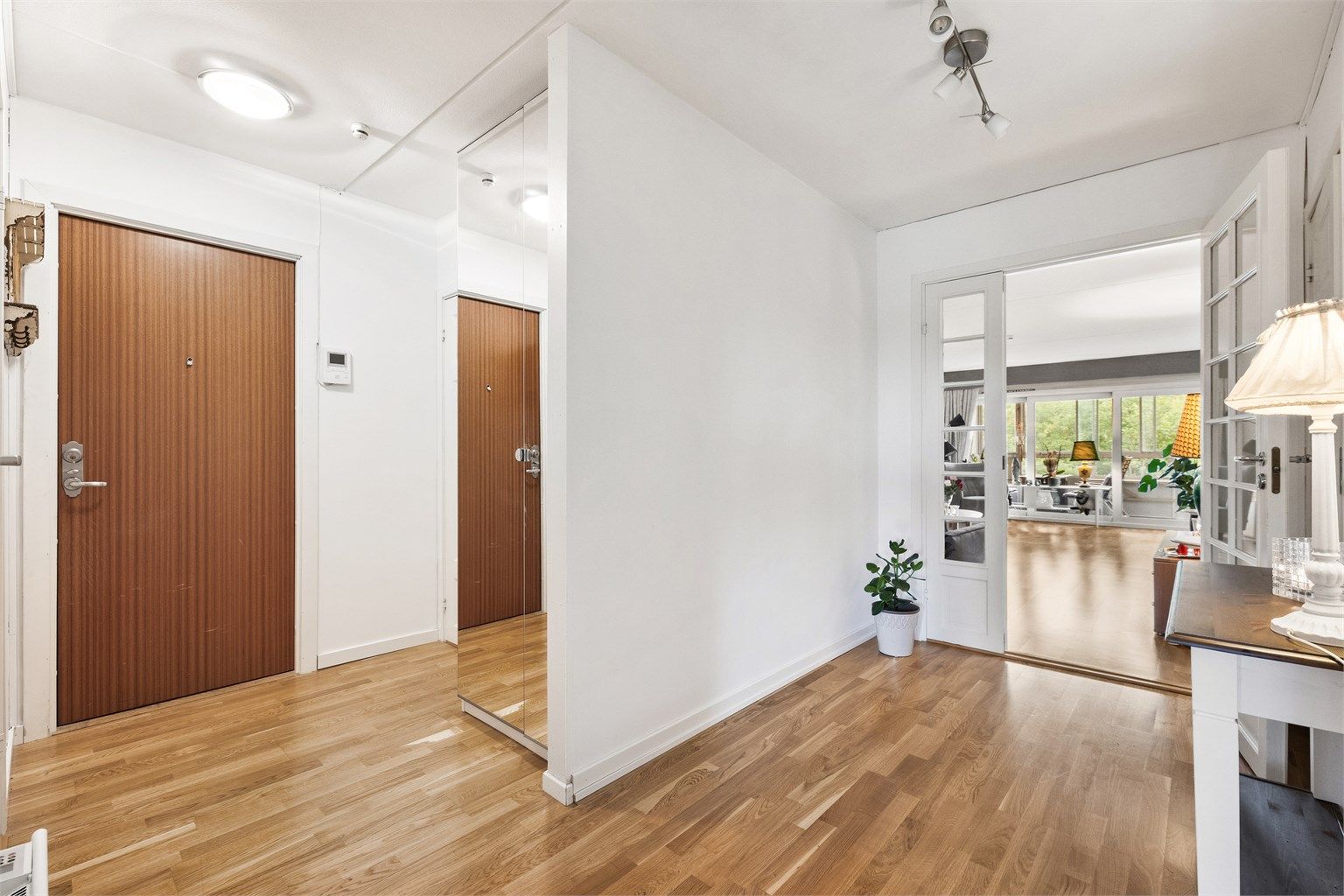 Velkommen inn i en romslig entré med god plass til både sko og yttertøy. Praktisk garderobeskap medfølger.