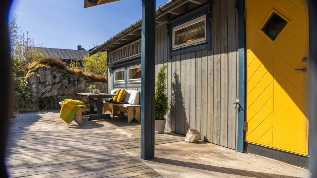 Velkommen inn! Innbydende inngangsparti med terrasse som strekker seg rundt 2/4- deler av hytta.