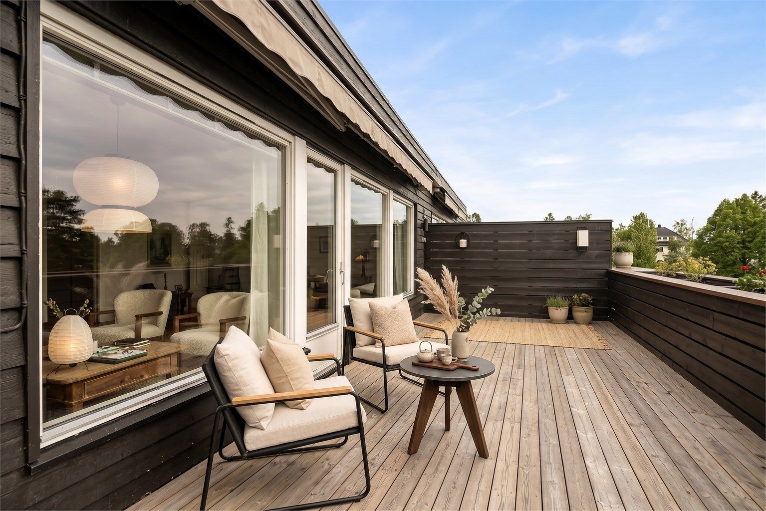 Dette er et fantastisk uteområde hvor man kan nyte solen store deler av dagen og lange sommerkvelder med familie og venner. (digitalt møblert bilde)