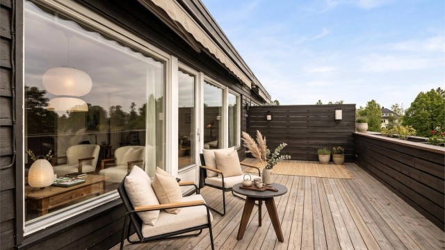 Dette er et fantastisk uteområde hvor man kan nyte solen store deler av dagen og lange sommerkvelder med familie og venner. (digitalt møblert bilde)