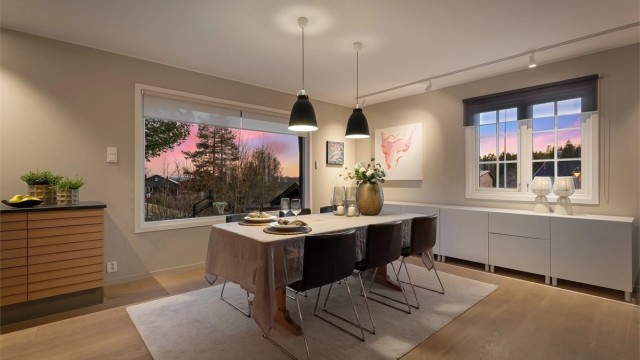 Vinduer i 1. etasje og underetasje fra 2016. Øvrige vinduer fra 2010 og 2013