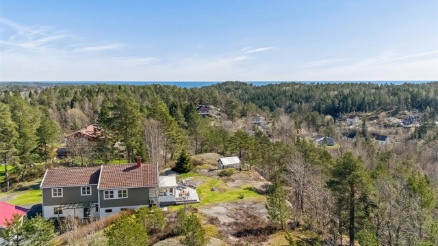 Eiendommen ligger i et etablert boligområde med gangavstand til turområder.