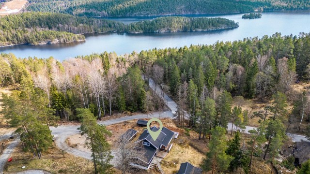 Sjarmerende eldre enebolig landlig beliggende - utsikt mot Gjersjøen- kort vei til Kolbotn sentrum