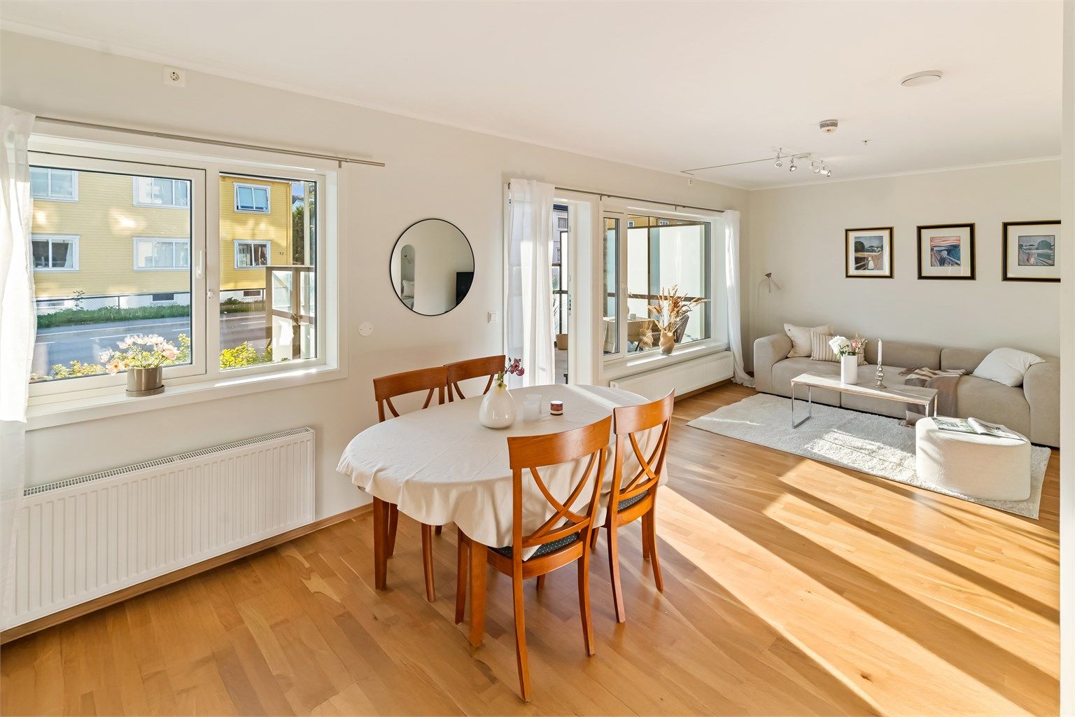 Leiligheten har oppvarming med vannbåren varme i radiatorovner i oppholdsrom