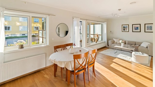 Leiligheten har oppvarming med vannbåren varme i radiatorovner i oppholdsrom