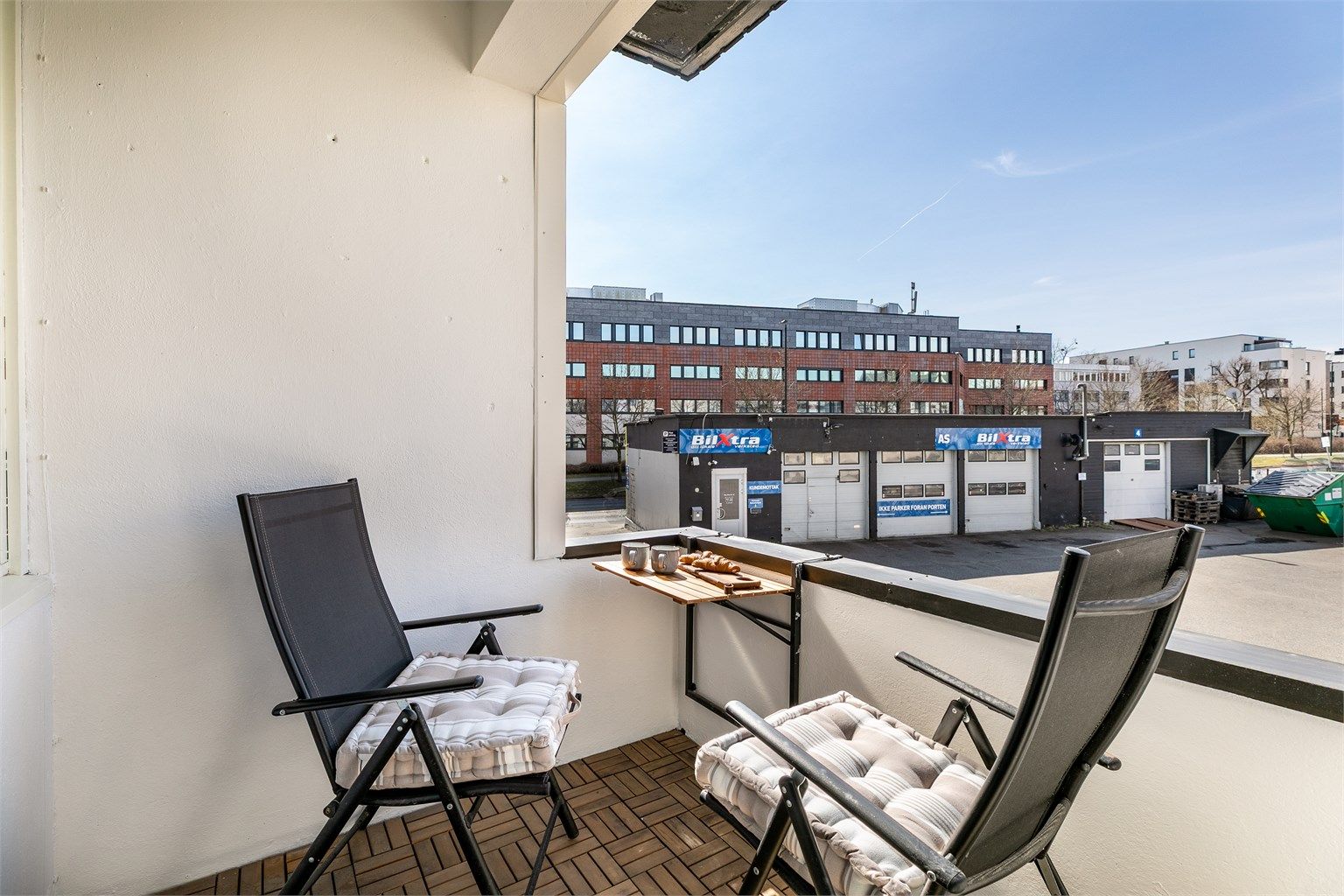 Leiligheten er gjennomgående i andre etasje, med balkong mot vest. Fotograf; Børge Oppegård.