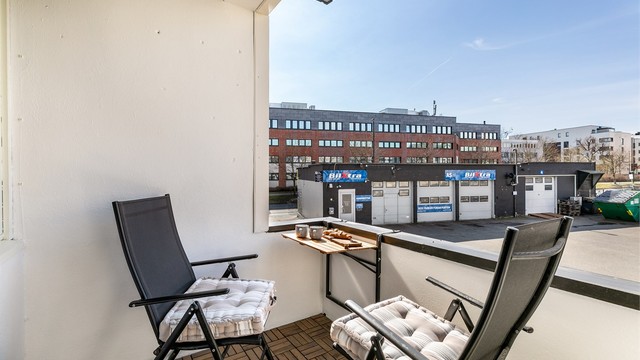 Leiligheten er gjennomgående i andre etasje, med balkong mot vest. Fotograf; Børge Oppegård.