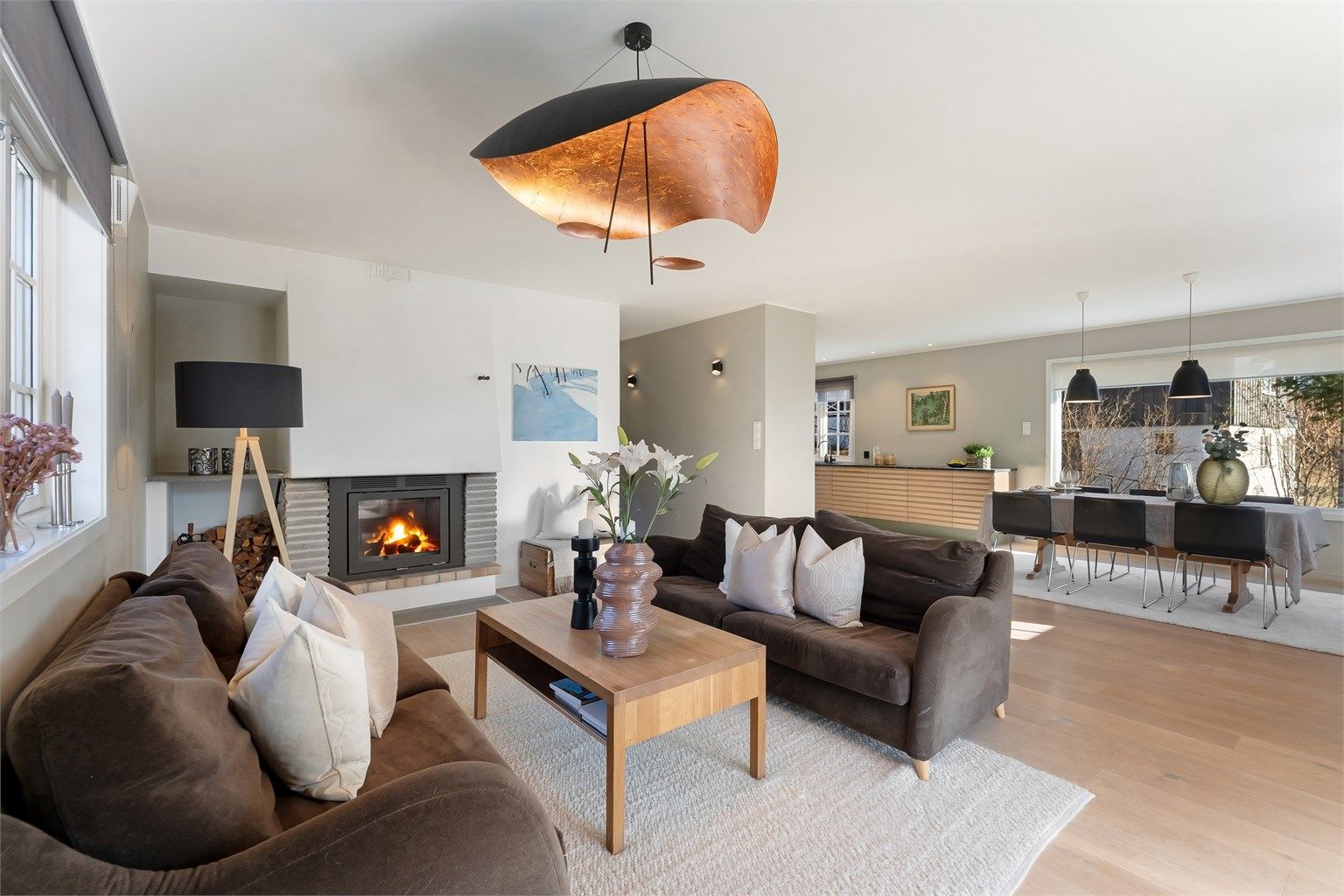 Stuen og kjøkkenet har en dels åpen løsning og sammen utgjør de et stort og smakfullt rom med gjennomgående lys fra ytterveggene