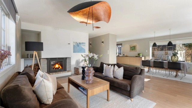 Stuen og kjøkkenet har en dels åpen løsning og sammen utgjør de et stort og smakfullt rom med gjennomgående lys fra ytterveggene