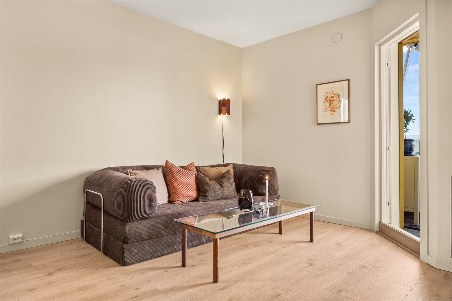 Stuen har god plass til sofa, salongbord og TV-seksjon.