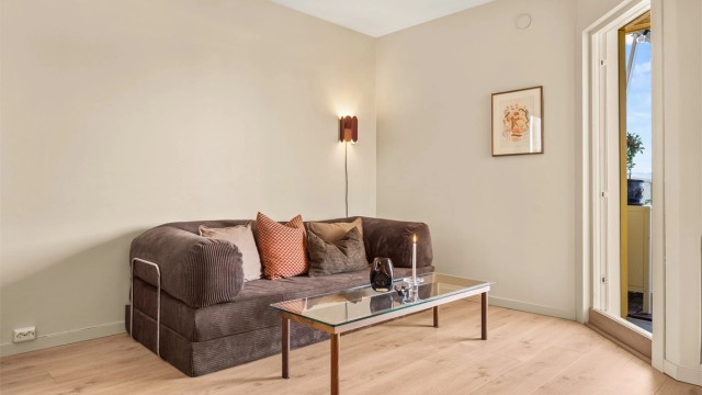 Stuen har god plass til sofa, salongbord og TV-seksjon.