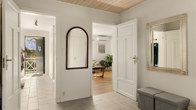 - Entré og gang oppvarmet med varmekabler -