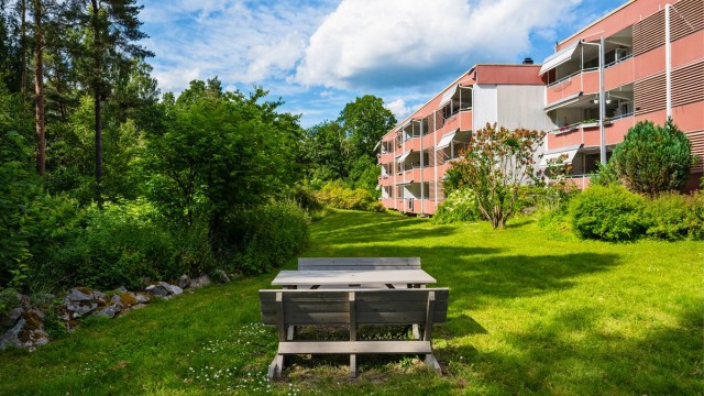 Fellesarealene er pent opparbeidet med plen, sittegrupper og beplantning.
