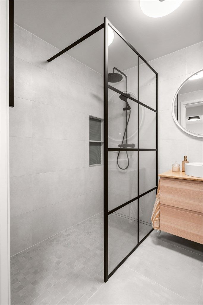 Bad - stor dusjnisje med glassvegg - Håndkletørker montert på vegg