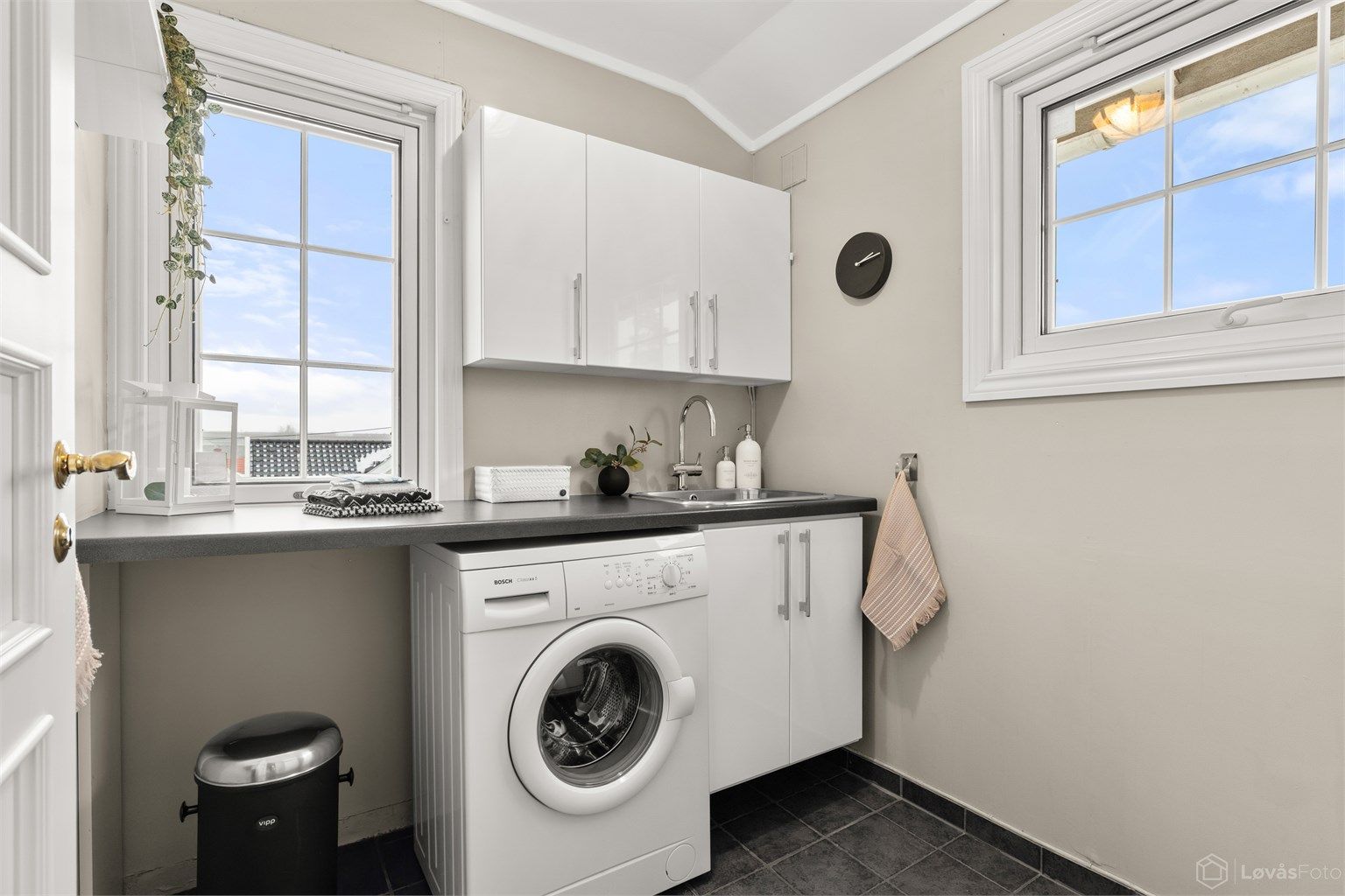 I tilknytning til entréen ligger et praktisk vaskerom. Varmekabler i gulvet