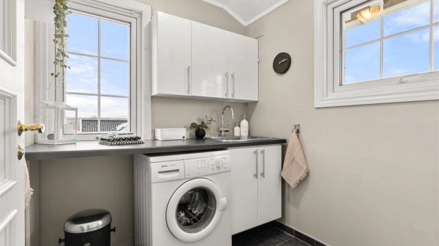 I tilknytning til entréen ligger et praktisk vaskerom. Varmekabler i gulvet