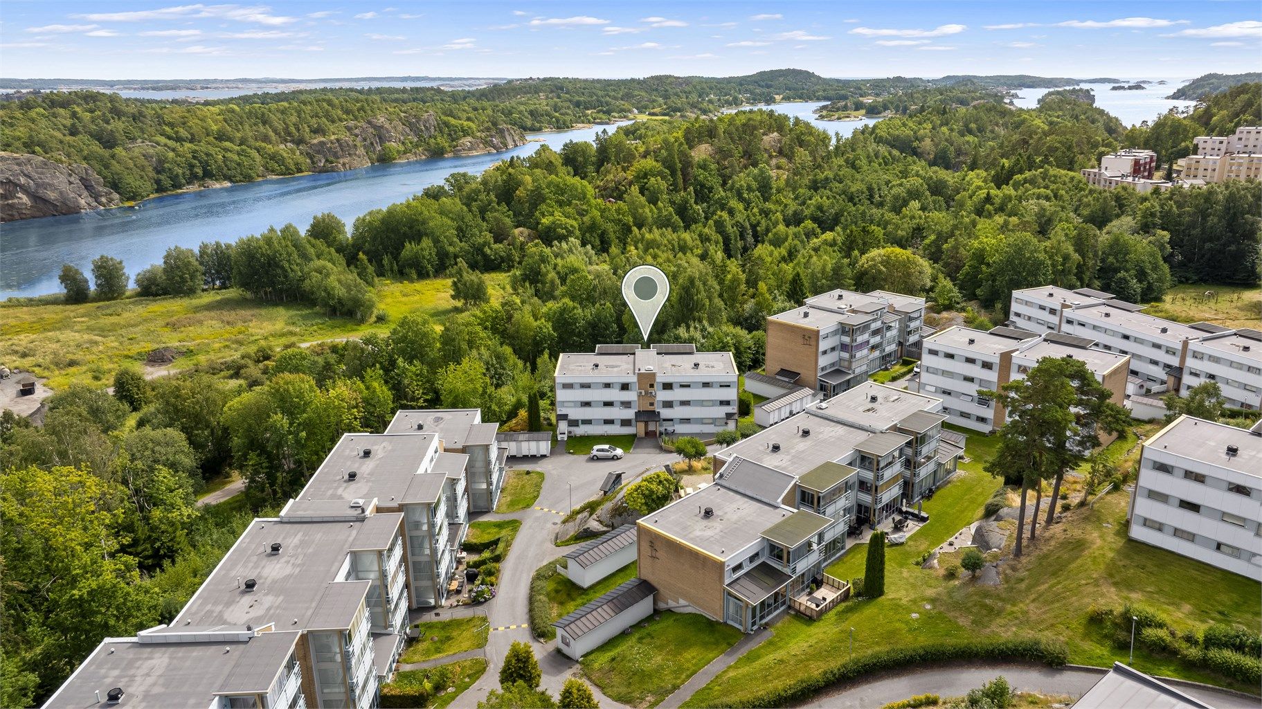 Eiendommen ligger fint til mot friarealer og i 3. etasje